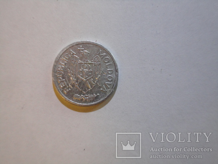Монета 5 бани Молдова 2001 года, фото №3