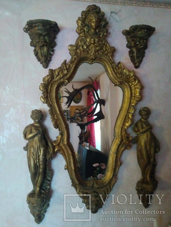 Винтажное зеркало с элементами декора