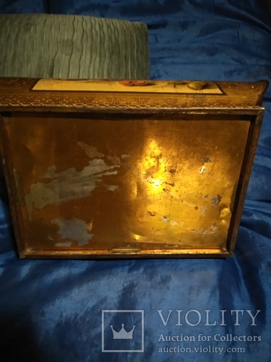 Старая жестяная коробка в форме сундучка, фото №3