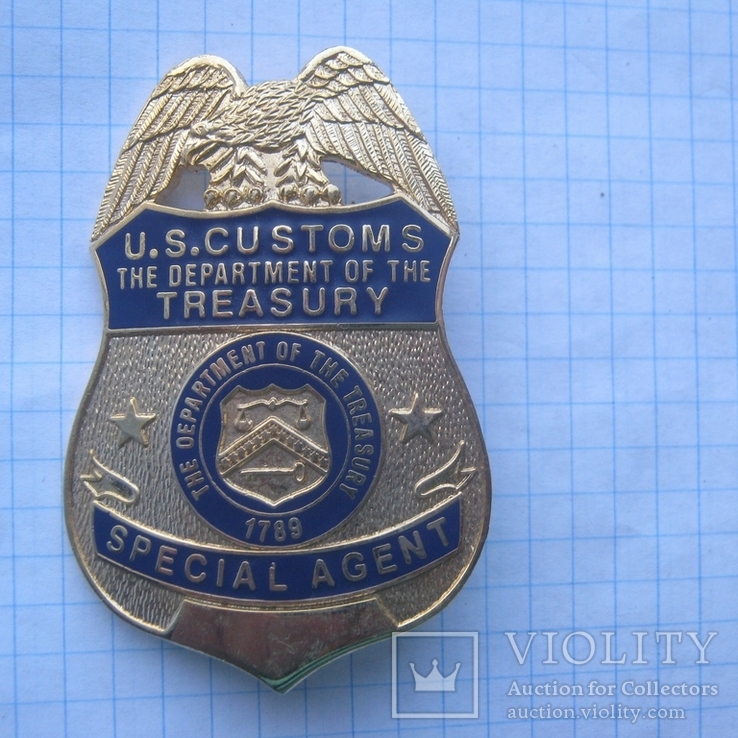 US customs нагрудный жетон - таможя США подчиняется Министерству Финансов США