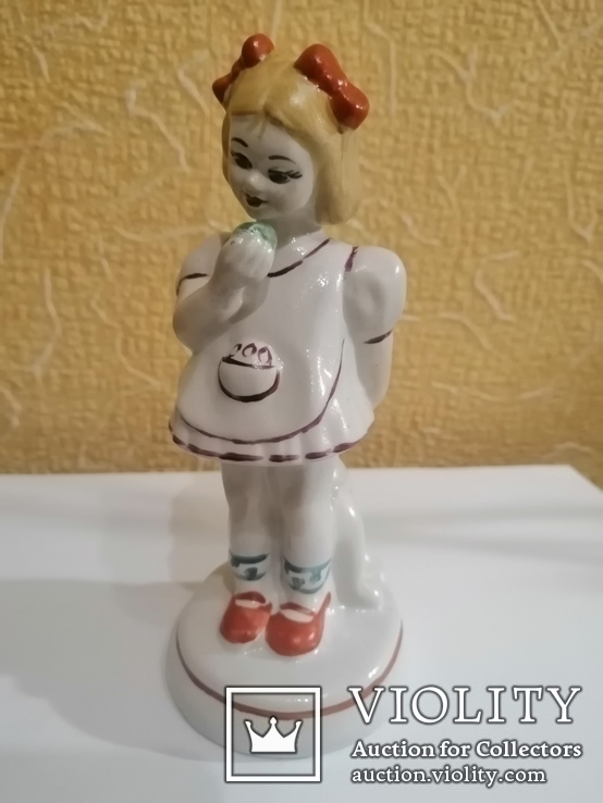 Копия статуэтки девочка с яблоком и мишкой