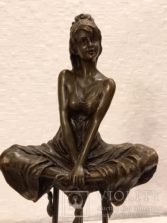 Бронзовая статуэтка " Девушка на стуле "- бронза, латунь., фото №2