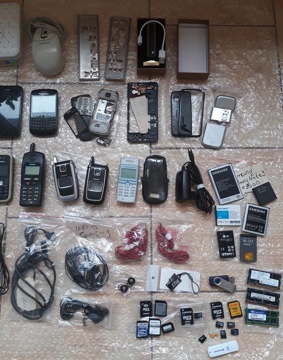 Телефоны Samsung, BlackBerry, HTC, S-Tell, Nokia, акб, флешки, шнуры, озу, наушники, фото №5