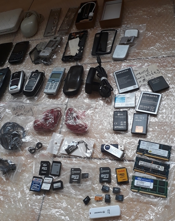 Телефоны Samsung, BlackBerry, HTC, S-Tell, Nokia, акб, флешки, шнуры, озу, наушники, фото №6