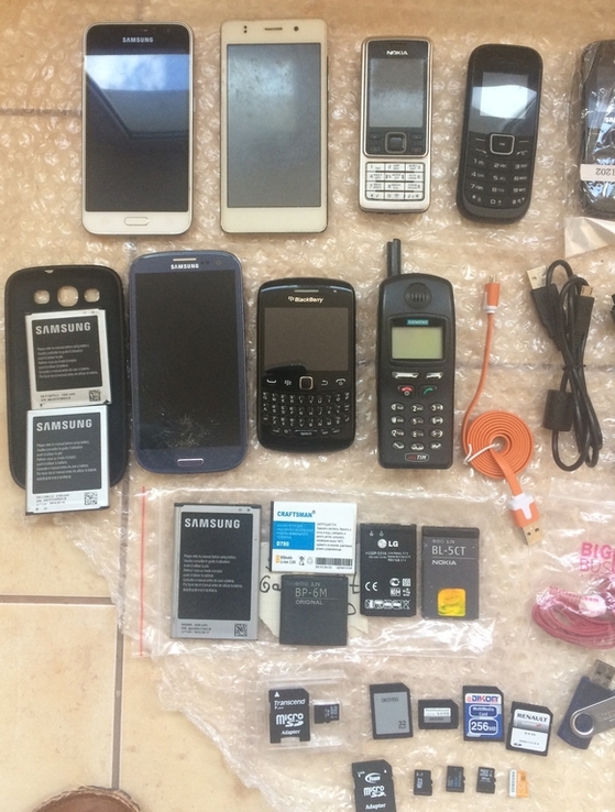 Телефоны Samsung, BlackBerry, HTC, S-Tell, Nokia, акб, флешки, шнуры, озу, наушники, фото №9
