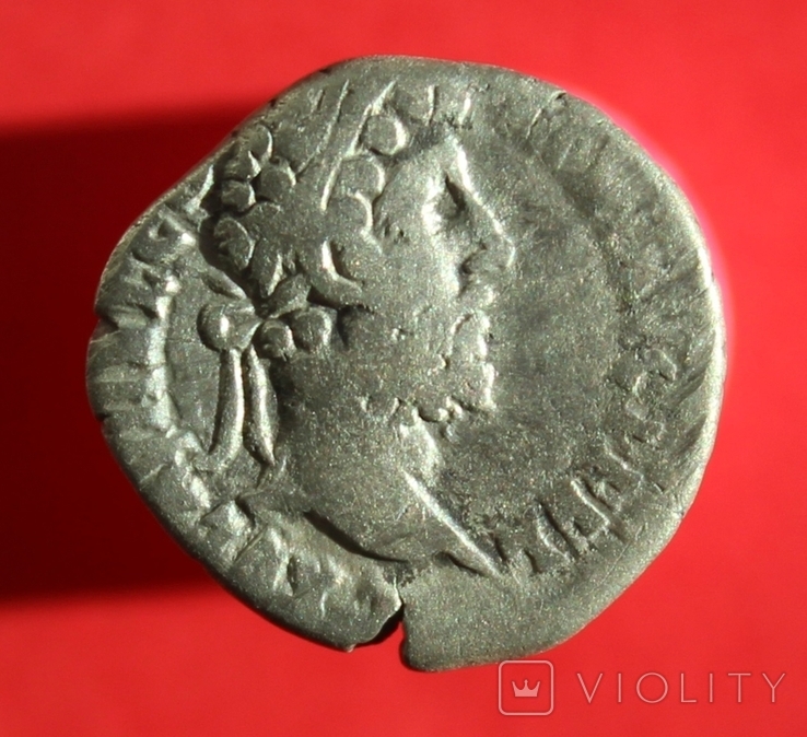 Денарий Commodus (RIC III 235)