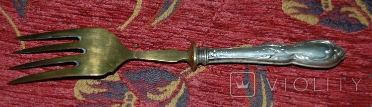 Вилка большая желтого метала с серебряной ручкой, фото №3