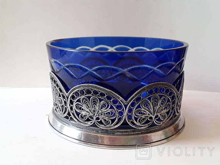 Мельхиоровая сканная ваза с синим стеклом