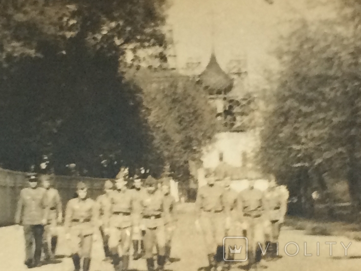 Военнослужащие СССР на фоне храма окруженного строительными лесами., фото №3