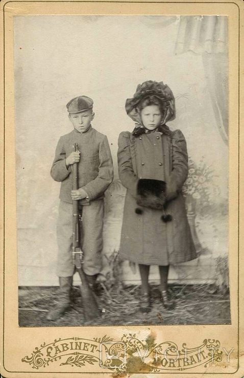 Мальчик с ружьем и девочка. 1900-1910-е гг.