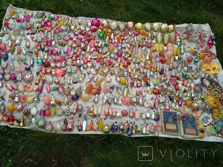 Ялинкові іграшки - ( 600 шт) та гірлянди