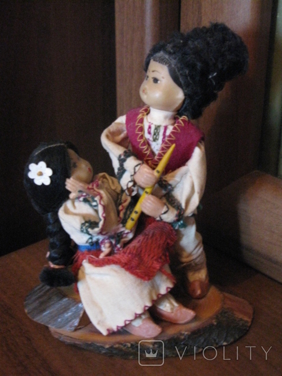 Молдавские куклы Дойна  времен СССР в национальных костюмах, композиция Игра на свирели.