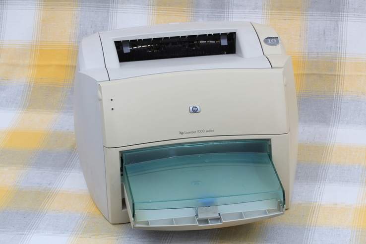 Принтер лазерный HP LaserJet 1000 series заправленый печатает без проблем