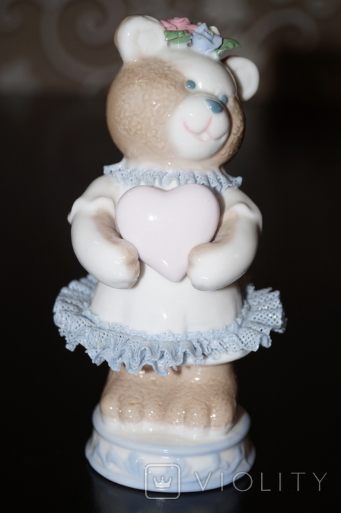 Медведица с сердечком в бальном платье.