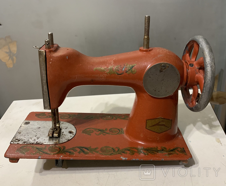 Детская швейная машинка времён СССР