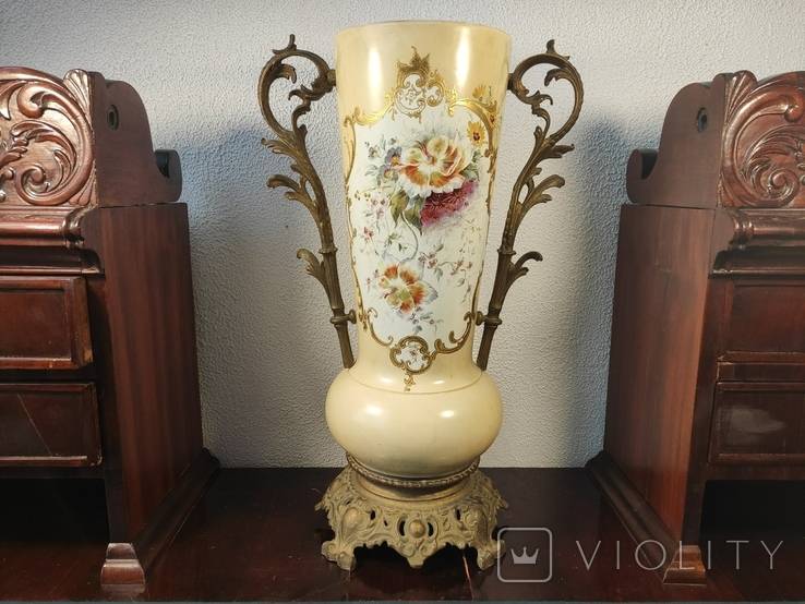 Старинная,фарфоровая ваза с бронзой.Надглазурная роспись.