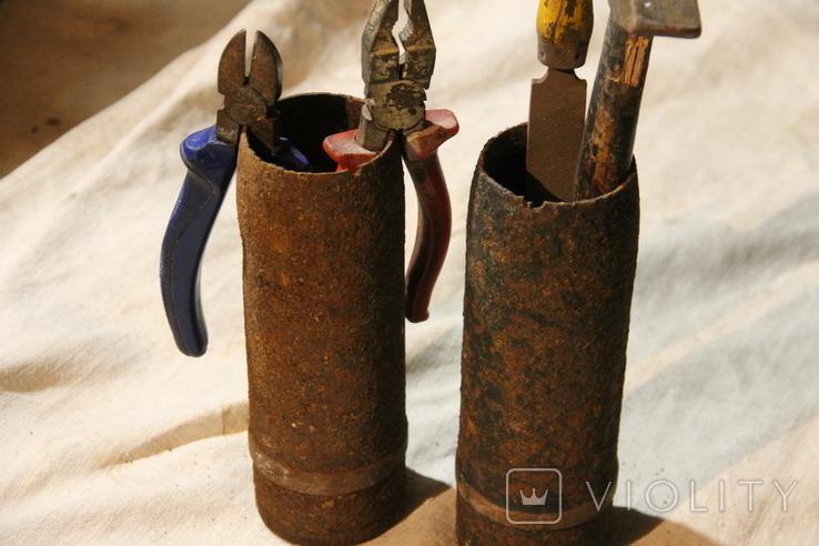 Підставки - стакани з пушочних снарядів ( болочка) для пензликів та інструмента.