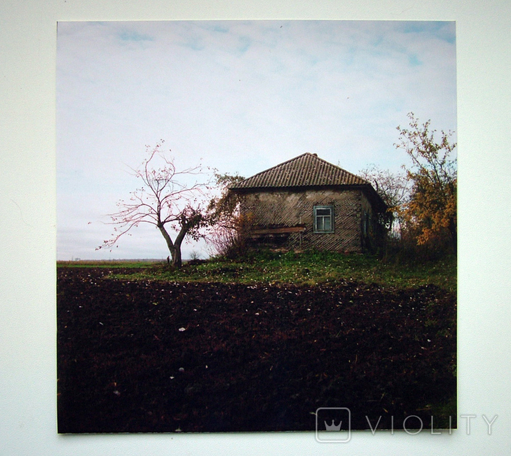 Старая хата у вспаханного поля осенью