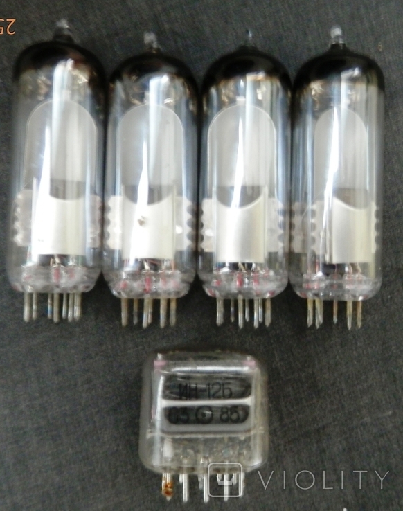 Четыре индикационные лампы 6Е1П и одна ИН-12Б
