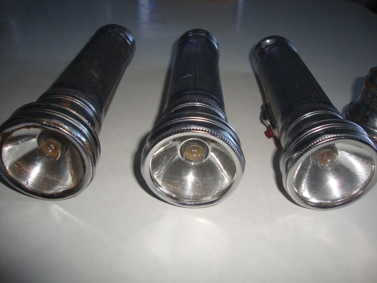 Четыре фонарика на двух больших батарейках, фото №3