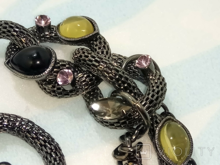 Старинное винтажное ожерелье с камнями.