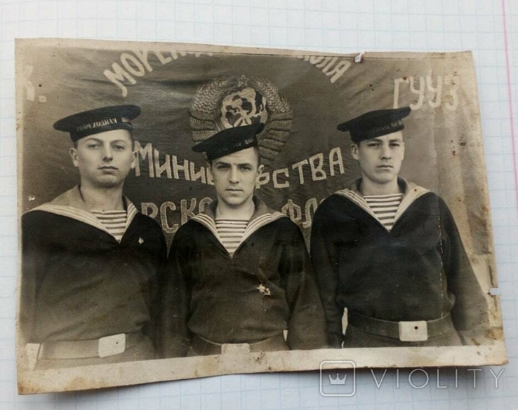 Фотография Матросы у Боевого Знамени Мореходной школы 1945г.