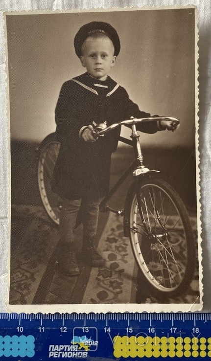 Фото Мальчик с велосипедом, 50-е г.г..