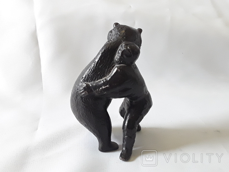 Чугунная миниатюра " Мужик борется с медведем "