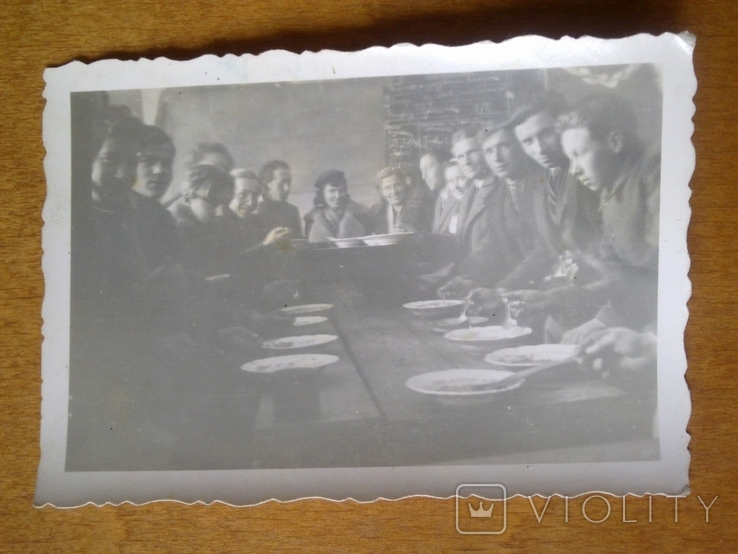 Молоді люди за столом, Зах. Україна за Польщі, до 1939, фото №2