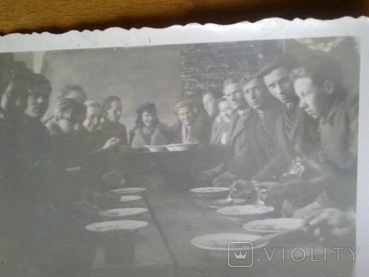 Молоді люди за столом, Зах. Україна за Польщі, до 1939, фото №3