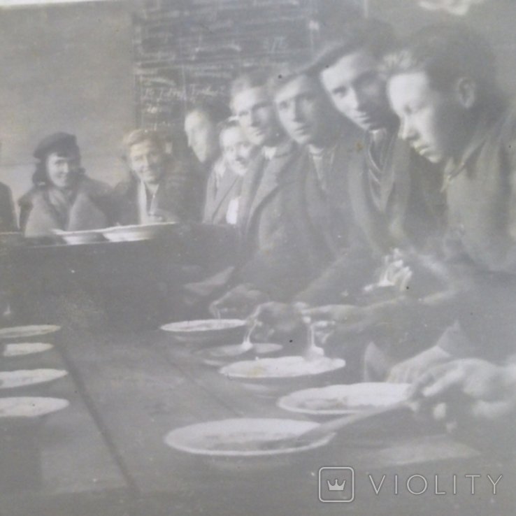Молоді люди за столом, Зах. Україна за Польщі, до 1939, фото №5