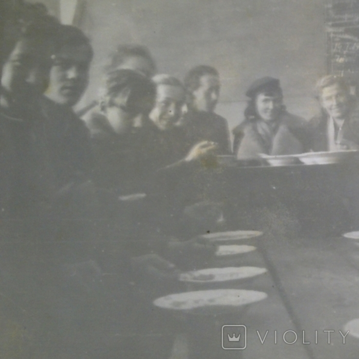 Молоді люди за столом, Зах. Україна за Польщі, до 1939, фото №6