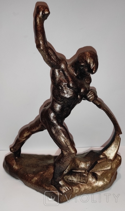 Скульптура " Перекуем мечи на орала" 1961 год скульптор Вучетич.