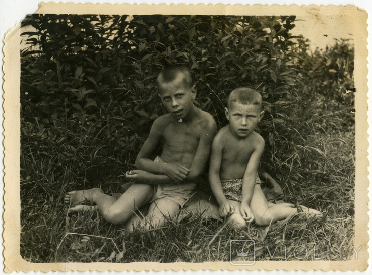 1950 г. Двое мальчиков в шортах и в трусиках в траве в санатории.