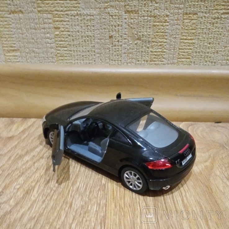 "Audi TT"(Kinsmart 1/32).