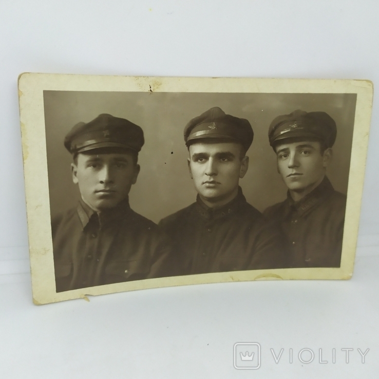 Фото 1932 р. Три винищувачі. Бутоньєрки військової фельдшерської служби. Відділ комунікацій, фото №2