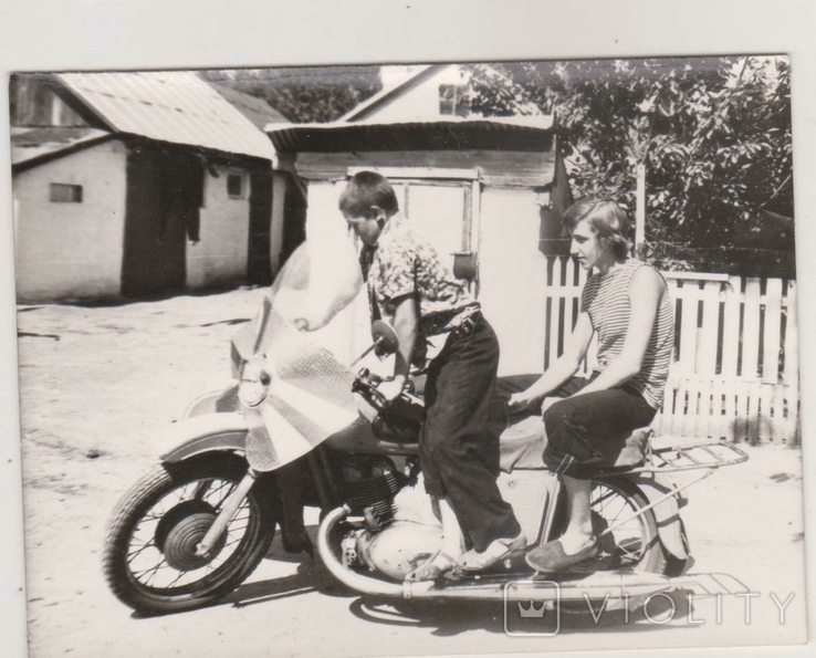 Фото молодые люди , мотоцикл