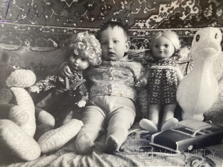 Ребёнок с куклами и игрушками