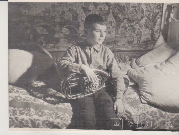 Фото мальчик на диване , настенный коврик , духовой инструмент баритон
