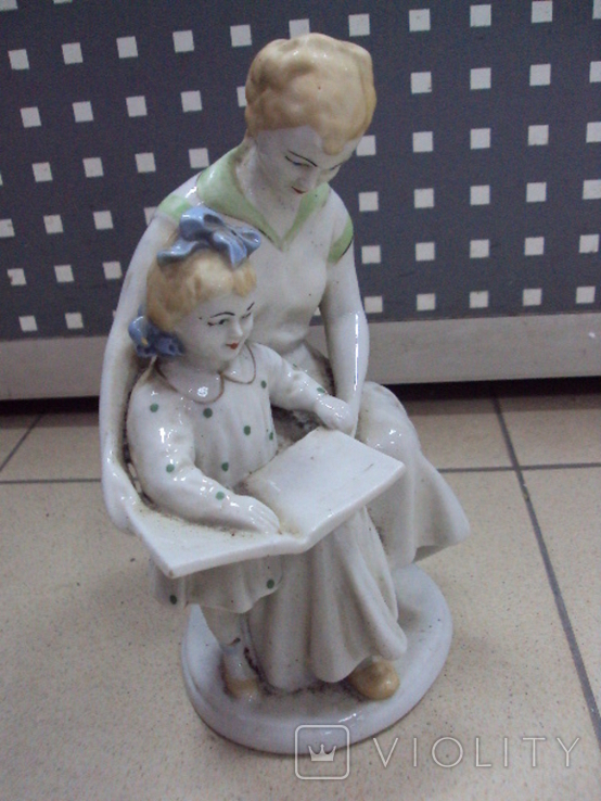 Фигура фарфор полонное зхк первая книга букварь мама с дочкой читают книгу, фото №7