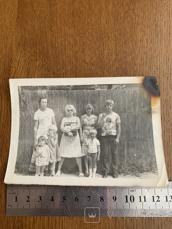 Семья возле забора женщина держит магнитофон, фото №2