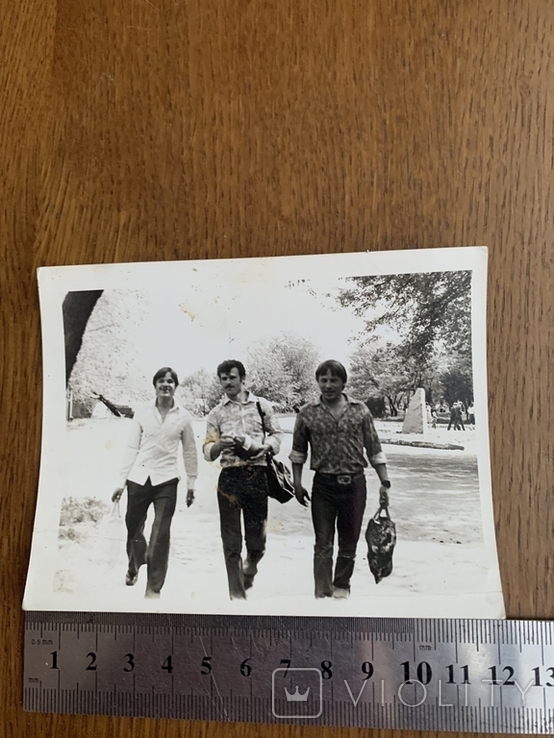 Трое парней идут по дороге с сумками, фото №2