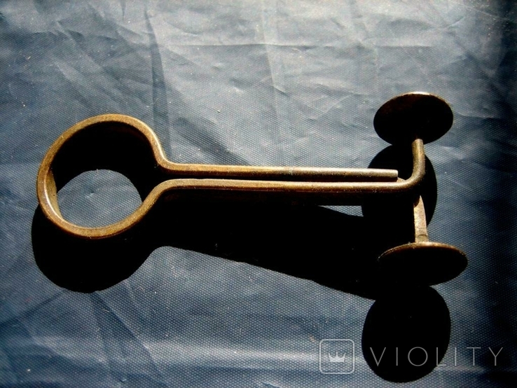 Старовинний бронзовий тримач для пробірки при хімічних дослідах