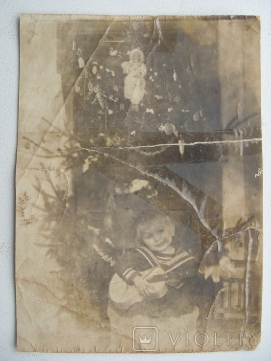 Ребенок с детской гитарой под елкой, 1936 г.