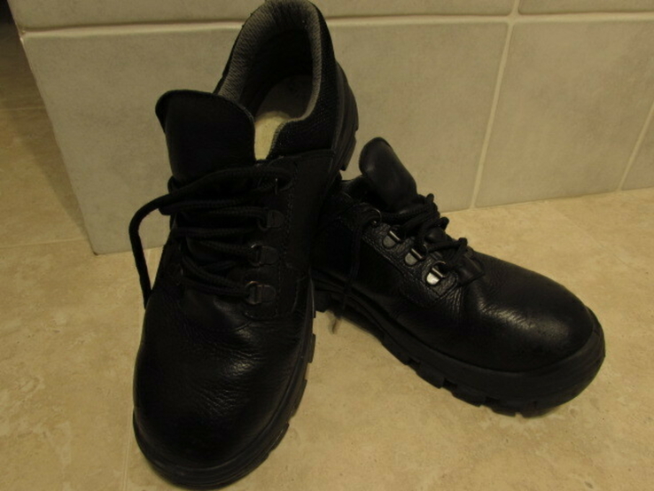 Кожаные черные туфли
