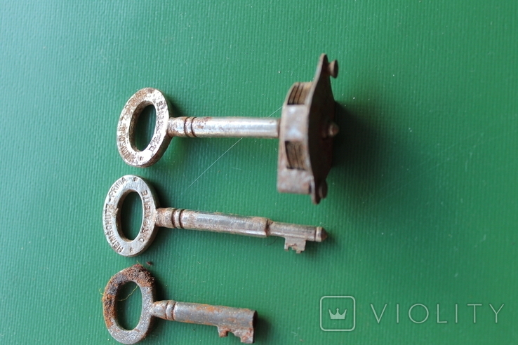 Ключи старинные с надписями с частью замка, фото №2