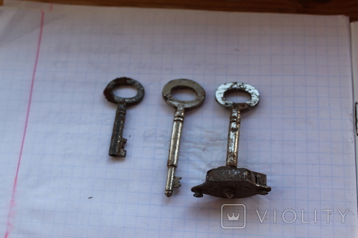 Ключи старинные с надписями с частью замка, фото №4