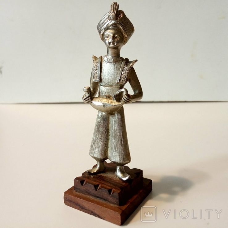 Статуэтка Аладина с лампой на деревянной подставке., фото №6
