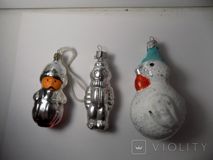 Три игрушки (космонавт идругое), фото №3