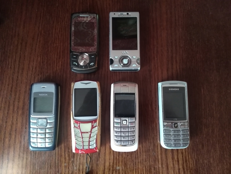 Шесть мобильных телефонов